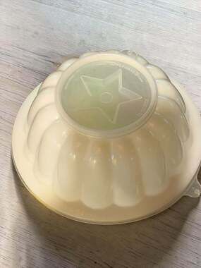 Vintage Tupperware Jel-Ring Mold with Seal